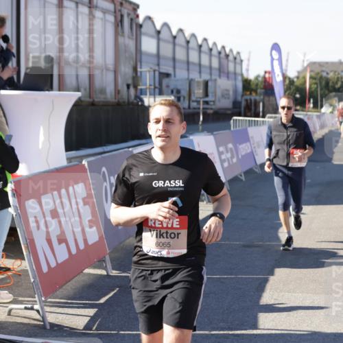 03.10.2025 - Köhlbrandbrückenlauf Jannik Wohlers http://msf.ph/oto/9125451 03.10.2025 13:07:08 Ziel 4152, 4249, 4444, 4451, 4588, 4804, 6065, 6302, 6423, 6427, 6467, 6799, 6822 meine-sportfotos.de