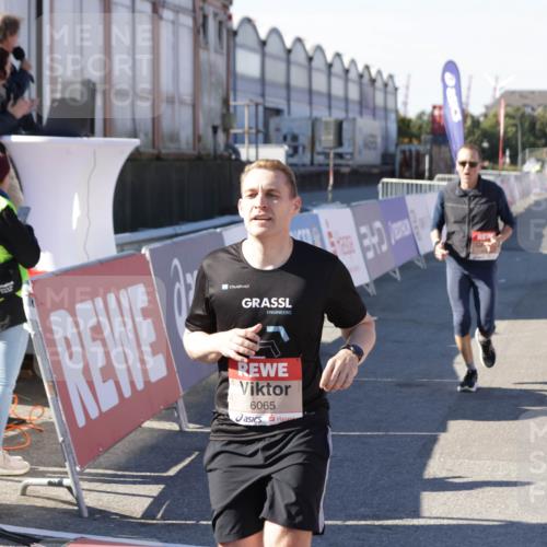 03.10.2025 - Köhlbrandbrückenlauf Jannik Wohlers http://msf.ph/oto/9125452 03.10.2025 13:07:08 Ziel 4152, 4249, 4444, 4451, 4588, 4804, 6065, 6302, 6423, 6427, 6467, 6799, 6822 meine-sportfotos.de