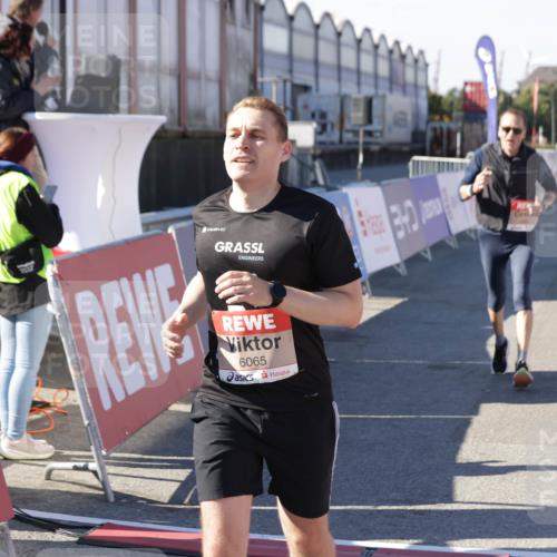 03.10.2025 - Köhlbrandbrückenlauf Jannik Wohlers http://msf.ph/oto/9125457 03.10.2025 13:07:08 Ziel 4152, 4249, 4444, 4451, 4588, 4804, 6065, 6302, 6423, 6427, 6467, 6799, 6822 meine-sportfotos.de