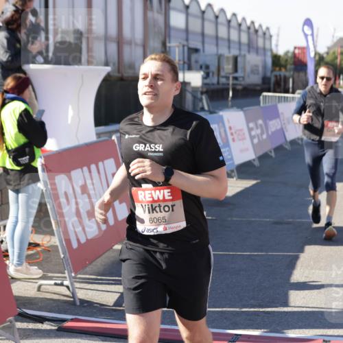 03.10.2025 - Köhlbrandbrückenlauf Jannik Wohlers http://msf.ph/oto/9125460 03.10.2025 13:07:08 Ziel 4152, 4249, 4444, 4451, 4588, 4804, 6065, 6302, 6423, 6427, 6467, 6799, 6822 meine-sportfotos.de