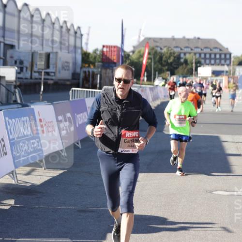 03.10.2025 - Köhlbrandbrückenlauf Jannik Wohlers http://msf.ph/oto/9125463 03.10.2025 13:07:09 Ziel 4152, 4249, 4444, 4451, 4588, 4804, 6065, 6302, 6423, 6427, 6467, 6822 meine-sportfotos.de