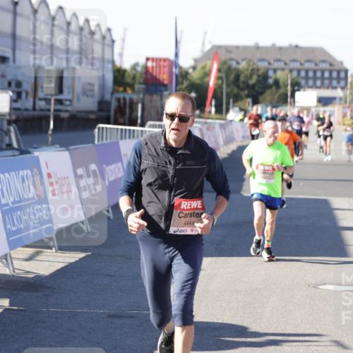 03.10.2025 - Köhlbrandbrückenlauf Jannik Wohlers http://msf.ph/oto/9125465 03.10.2025 13:07:09 Ziel 4152, 4249, 4444, 4451, 4588, 4804, 6065, 6302, 6423, 6427, 6467, 6822 meine-sportfotos.de