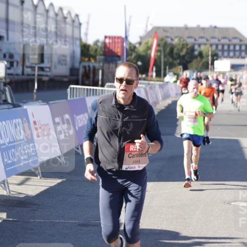 03.10.2025 - Köhlbrandbrückenlauf Jannik Wohlers http://msf.ph/oto/9125468 03.10.2025 13:07:09 Ziel 4152, 4249, 4444, 4451, 4588, 4804, 6065, 6302, 6423, 6427, 6467, 6822 meine-sportfotos.de