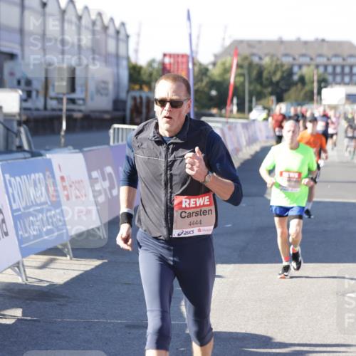 03.10.2025 - Köhlbrandbrückenlauf Jannik Wohlers http://msf.ph/oto/9125474 03.10.2025 13:07:09 Ziel 4152, 4249, 4444, 4451, 4588, 4804, 6065, 6302, 6423, 6427, 6467, 6822 meine-sportfotos.de