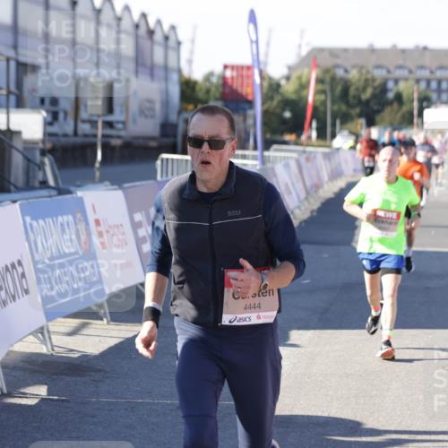 03.10.2025 - Köhlbrandbrückenlauf Jannik Wohlers http://msf.ph/oto/9125478 03.10.2025 13:07:09 Ziel 4152, 4249, 4444, 4451, 4588, 4804, 6065, 6302, 6423, 6427, 6467, 6822 meine-sportfotos.de