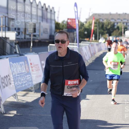 03.10.2025 - Köhlbrandbrückenlauf Jannik Wohlers http://msf.ph/oto/9125479 03.10.2025 13:07:09 Ziel 4152, 4249, 4444, 4451, 4588, 4804, 6065, 6302, 6423, 6427, 6467, 6822 meine-sportfotos.de
