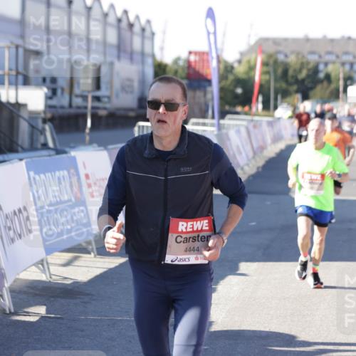 03.10.2025 - Köhlbrandbrückenlauf Jannik Wohlers http://msf.ph/oto/9125482 03.10.2025 13:07:09 Ziel 4152, 4249, 4444, 4451, 4588, 4804, 6065, 6302, 6423, 6427, 6467, 6822 meine-sportfotos.de
