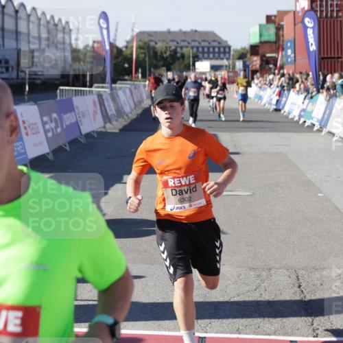 03.10.2025 - Köhlbrandbrückenlauf Jannik Wohlers http://msf.ph/oto/9125524 03.10.2025 13:07:14 Ziel 4444, 4649, 4804, 6065, 6302, 6427, 6467, 6822 meine-sportfotos.de