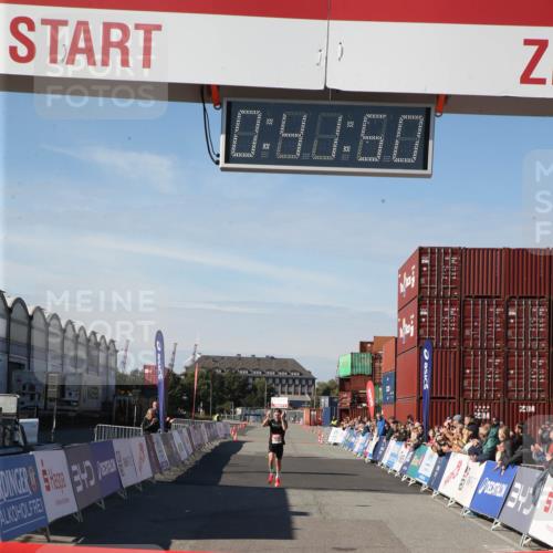 03.10.2025 - Köhlbrandbrückenlauf Jannik Wohlers http://msf.ph/oto/9125565 03.10.2025 12:41:50 Ziel 6099 meine-sportfotos.de