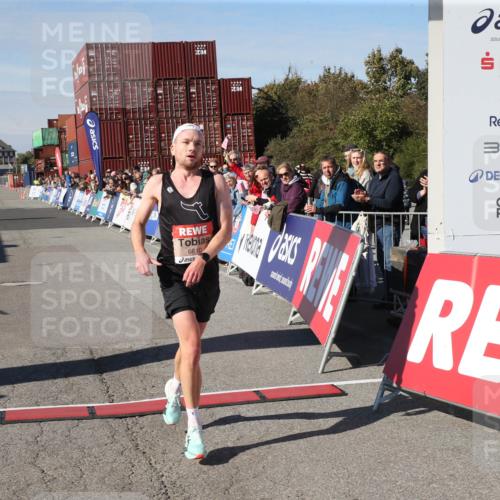 03.10.2025 - Köhlbrandbrückenlauf Jannik Wohlers http://msf.ph/oto/9125620 03.10.2025 12:44:57 Ziel 6610 meine-sportfotos.de