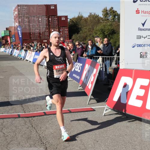 03.10.2025 - Köhlbrandbrückenlauf Jannik Wohlers http://msf.ph/oto/9125621 03.10.2025 12:44:57 Ziel 6610 meine-sportfotos.de