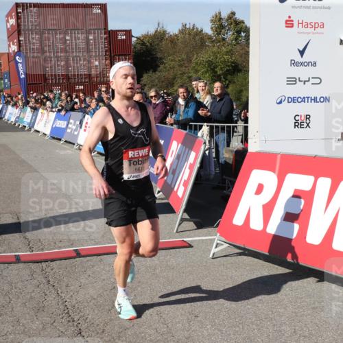 03.10.2025 - Köhlbrandbrückenlauf Jannik Wohlers http://msf.ph/oto/9125624 03.10.2025 12:44:57 Ziel 6610 meine-sportfotos.de