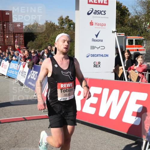 03.10.2025 - Köhlbrandbrückenlauf Jannik Wohlers http://msf.ph/oto/9125630 03.10.2025 12:44:57 Ziel 6610 meine-sportfotos.de