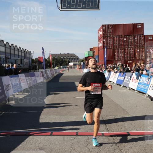 03.10.2025 - Köhlbrandbrückenlauf Jannik Wohlers http://msf.ph/oto/9125658 03.10.2025 12:45:52 Ziel 4010 meine-sportfotos.de