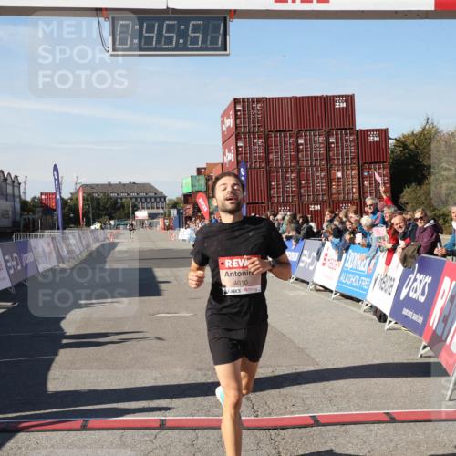 03.10.2025 - Köhlbrandbrückenlauf Jannik Wohlers http://msf.ph/oto/9125662 03.10.2025 12:45:52 Ziel 4010 meine-sportfotos.de