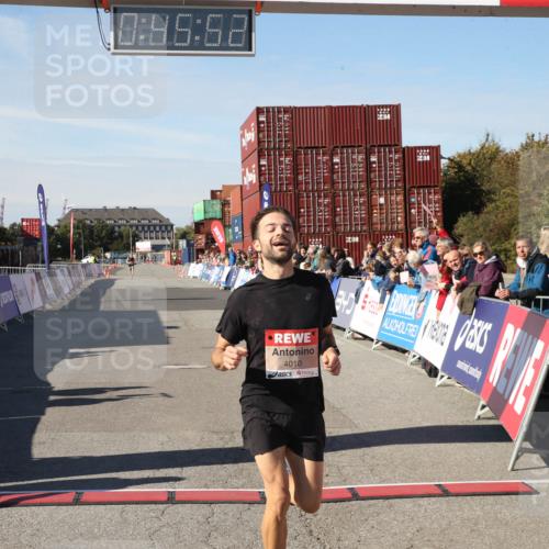 03.10.2025 - Köhlbrandbrückenlauf Jannik Wohlers http://msf.ph/oto/9125663 03.10.2025 12:45:52 Ziel 4010 meine-sportfotos.de
