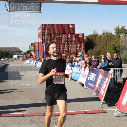 03.10.2025 - Köhlbrandbrückenlauf Jannik Wohlers http://msf.ph/oto/9125666 03.10.2025 12:45:52 Ziel 4010 meine-sportfotos.de