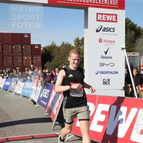 03.10.2025 - Köhlbrandbrückenlauf Jannik Wohlers http://msf.ph/oto/9125676 03.10.2025 12:46:08 Ziel 4004 meine-sportfotos.de