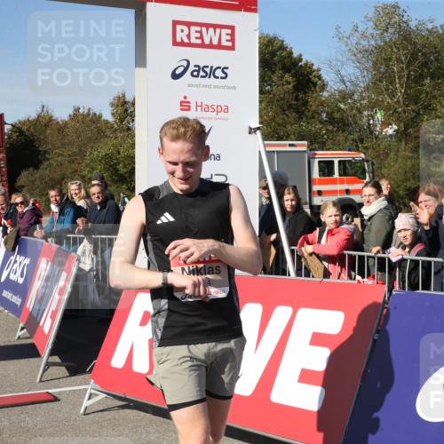 03.10.2025 - Köhlbrandbrückenlauf Jannik Wohlers http://msf.ph/oto/9125681 03.10.2025 12:46:08 Ziel 4004 meine-sportfotos.de