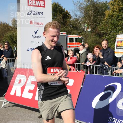 03.10.2025 - Köhlbrandbrückenlauf Jannik Wohlers http://msf.ph/oto/9125684 03.10.2025 12:46:08 Ziel 4004 meine-sportfotos.de