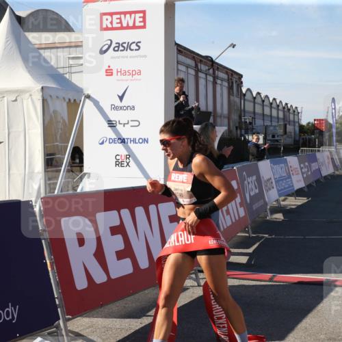 03.10.2025 - Köhlbrandbrückenlauf Jannik Wohlers http://msf.ph/oto/9125689 03.10.2025 12:46:52 Ziel 4027, 6483, 6516, 6740 meine-sportfotos.de