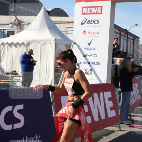 03.10.2025 - Köhlbrandbrückenlauf Jannik Wohlers http://msf.ph/oto/9125699 03.10.2025 12:46:52 Ziel 4027, 6483, 6516, 6740 meine-sportfotos.de