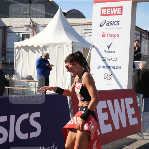 03.10.2025 - Köhlbrandbrückenlauf Jannik Wohlers http://msf.ph/oto/9125701 03.10.2025 12:46:52 Ziel 4027, 6483, 6516, 6740 meine-sportfotos.de
