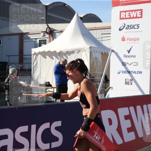 03.10.2025 - Köhlbrandbrückenlauf Jannik Wohlers http://msf.ph/oto/9125705 03.10.2025 12:46:53 Ziel 4027, 6483, 6516, 6740 meine-sportfotos.de