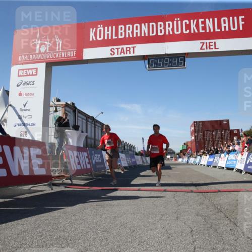 03.10.2025 - Köhlbrandbrückenlauf Jannik Wohlers http://msf.ph/oto/9125757 03.10.2025 12:49:45 Ziel 5687, 5688, 6253, 6482 meine-sportfotos.de