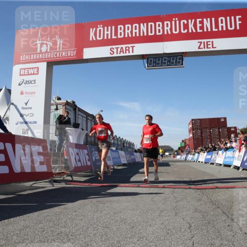 03.10.2025 - Köhlbrandbrückenlauf Jannik Wohlers http://msf.ph/oto/9125761 03.10.2025 12:49:46 Ziel 5687, 5688, 6253 meine-sportfotos.de