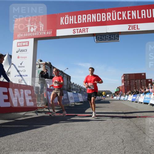 03.10.2025 - Köhlbrandbrückenlauf Jannik Wohlers http://msf.ph/oto/9125766 03.10.2025 12:49:46 Ziel 5687, 5688, 6253 meine-sportfotos.de