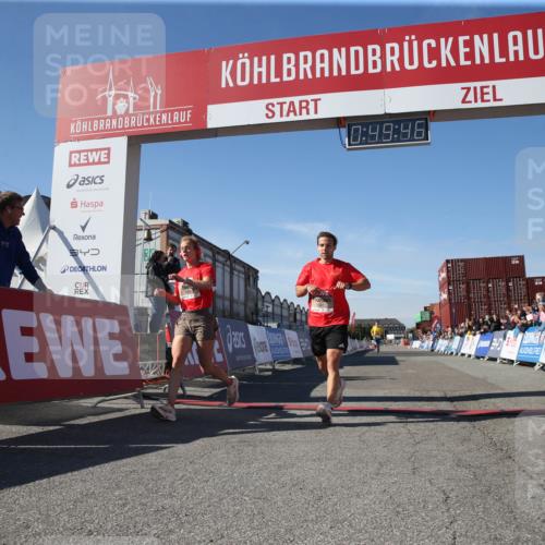 03.10.2025 - Köhlbrandbrückenlauf Jannik Wohlers http://msf.ph/oto/9125767 03.10.2025 12:49:46 Ziel 5687, 5688, 6253 meine-sportfotos.de