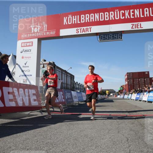 03.10.2025 - Köhlbrandbrückenlauf Jannik Wohlers http://msf.ph/oto/9125768 03.10.2025 12:49:46 Ziel 5687, 5688, 6253 meine-sportfotos.de