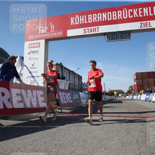 03.10.2025 - Köhlbrandbrückenlauf Jannik Wohlers http://msf.ph/oto/9125773 03.10.2025 12:49:46 Ziel 5687, 5688, 6253 meine-sportfotos.de