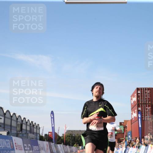 03.10.2025 - Köhlbrandbrückenlauf Jannik Wohlers http://msf.ph/oto/9125775 03.10.2025 12:50:07 Ziel 4035, 6086 meine-sportfotos.de