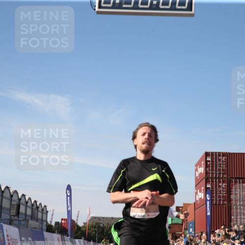 03.10.2025 - Köhlbrandbrückenlauf Jannik Wohlers http://msf.ph/oto/9125778 03.10.2025 12:50:07 Ziel 4035, 6086 meine-sportfotos.de