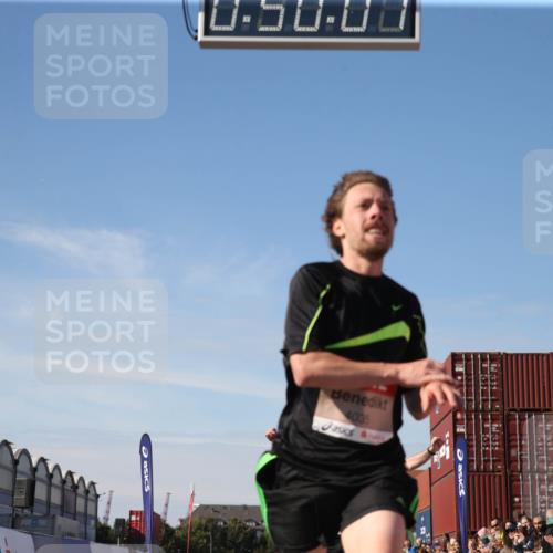 03.10.2025 - Köhlbrandbrückenlauf Jannik Wohlers http://msf.ph/oto/9125782 03.10.2025 12:50:07 Ziel 4035, 6086 meine-sportfotos.de