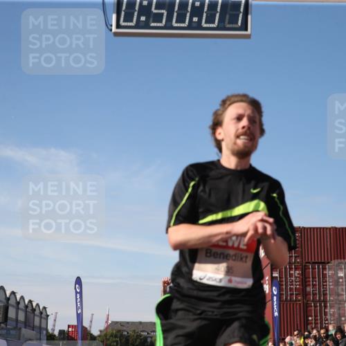 03.10.2025 - Köhlbrandbrückenlauf Jannik Wohlers http://msf.ph/oto/9125783 03.10.2025 12:50:07 Ziel 4035, 6086 meine-sportfotos.de