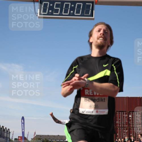 03.10.2025 - Köhlbrandbrückenlauf Jannik Wohlers http://msf.ph/oto/9125785 03.10.2025 12:50:07 Ziel 4035, 6086 meine-sportfotos.de
