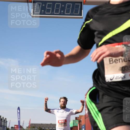03.10.2025 - Köhlbrandbrückenlauf Jannik Wohlers http://msf.ph/oto/9125789 03.10.2025 12:50:07 Ziel 4035, 6086 meine-sportfotos.de