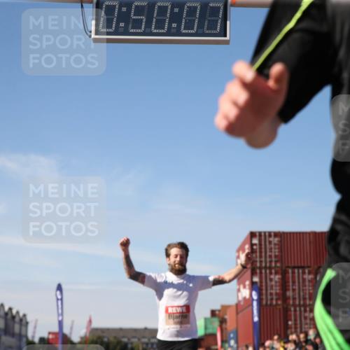 03.10.2025 - Köhlbrandbrückenlauf Jannik Wohlers http://msf.ph/oto/9125790 03.10.2025 12:50:08 Ziel 4035, 6086 meine-sportfotos.de