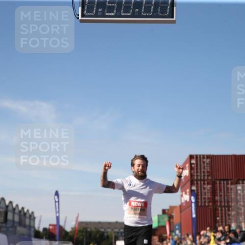 03.10.2025 - Köhlbrandbrückenlauf Jannik Wohlers http://msf.ph/oto/9125792 03.10.2025 12:50:08 Ziel 4035, 6086 meine-sportfotos.de