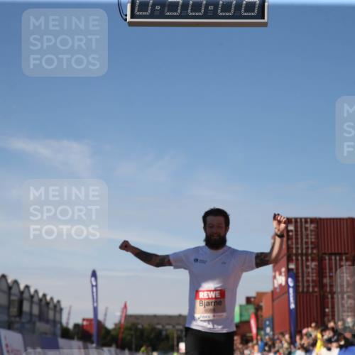 03.10.2025 - Köhlbrandbrückenlauf Jannik Wohlers http://msf.ph/oto/9125795 03.10.2025 12:50:08 Ziel 4035, 6086 meine-sportfotos.de