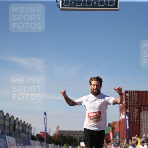 03.10.2025 - Köhlbrandbrückenlauf Jannik Wohlers http://msf.ph/oto/9125797 03.10.2025 12:50:08 Ziel 4035, 6086 meine-sportfotos.de