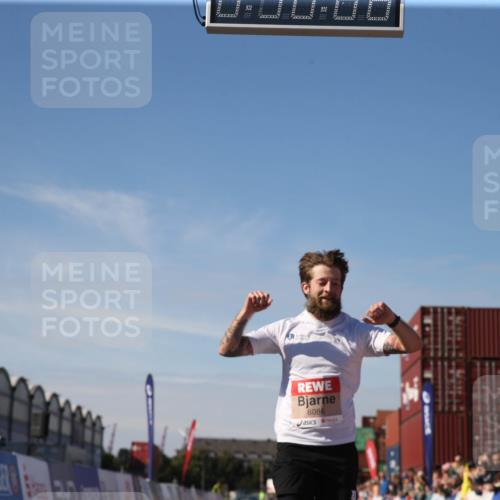 03.10.2025 - Köhlbrandbrückenlauf Jannik Wohlers http://msf.ph/oto/9125799 03.10.2025 12:50:08 Ziel 4035, 6086 meine-sportfotos.de