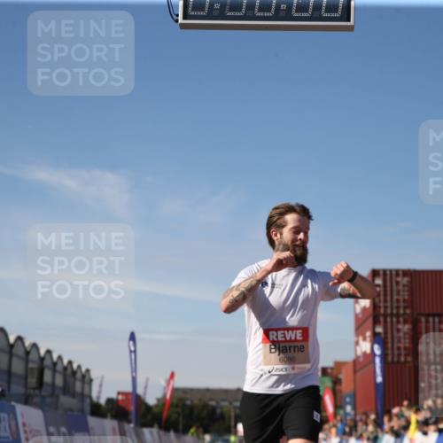 03.10.2025 - Köhlbrandbrückenlauf Jannik Wohlers http://msf.ph/oto/9125801 03.10.2025 12:50:08 Ziel 4035, 6086 meine-sportfotos.de