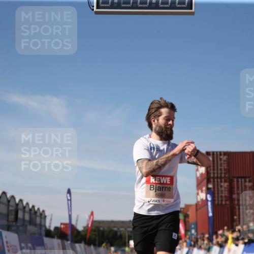 03.10.2025 - Köhlbrandbrückenlauf Jannik Wohlers http://msf.ph/oto/9125802 03.10.2025 12:50:08 Ziel 4035, 6086 meine-sportfotos.de