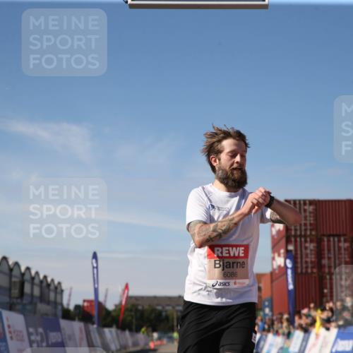 03.10.2025 - Köhlbrandbrückenlauf Jannik Wohlers http://msf.ph/oto/9125804 03.10.2025 12:50:08 Ziel 4035, 6086 meine-sportfotos.de