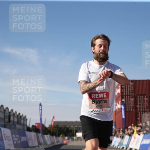 03.10.2025 - Köhlbrandbrückenlauf Jannik Wohlers http://msf.ph/oto/9125805 03.10.2025 12:50:09 Ziel 4035, 6086 meine-sportfotos.de