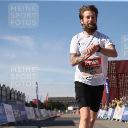 03.10.2025 - Köhlbrandbrückenlauf Jannik Wohlers http://msf.ph/oto/9125807 03.10.2025 12:50:09 Ziel 4035, 6086 meine-sportfotos.de